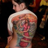 tatuaż anielica na plecach