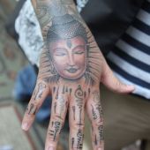 tatuaż budda na dłoni