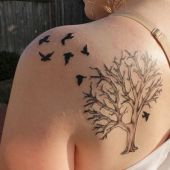 tatuaż drzewo na łopatce