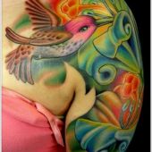 piękny tatuaż kolibra na kwiatach