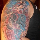tatuaż geisha na ramieniu