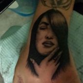 tatuaż twarz kobiety na dłoni
