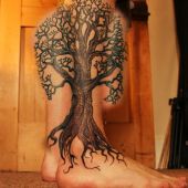 tatuaż drzewo na nogach