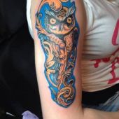 tatuaż sowy na ramieniu