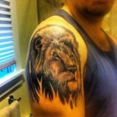 tatuaż lwa na ramieniu