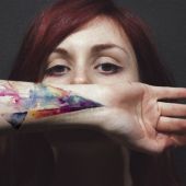 kolorowy tatuaż na ręce