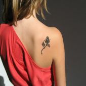 tatuaż róża na łopatce