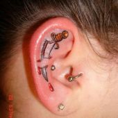 tatuaż sztylet na uchu