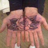 tatuaż róża na dłoniach