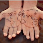 tatuaż mapa świata na dłoniach
