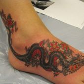 tatuaż smok na stopie