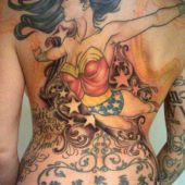tatuaż na plecach kobieta