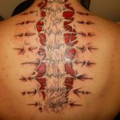 tatuaż na plecach kręgosłup