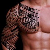 męski tatuaż na ramie