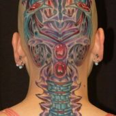 tatuaż biomechanicznyna na głowie