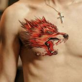 tatuaż wilka na piersi