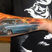 tatuaż samochód na ręce