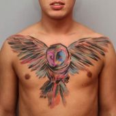 tatuaż sowa na piersi