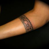 tatuaż opaska na przedramieniu