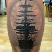 tatuaż statek na łydce