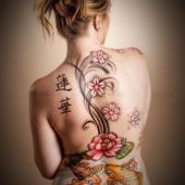 tatuaż ryby i kwiaty na plecach