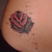 tatuaz róża na udzie