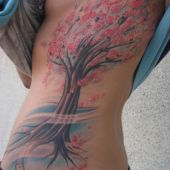 tatuaż kwitnące drzewo na boku