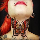 tatuaż motyla na szyi