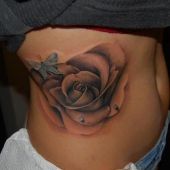 tatuaż róży i motyla na boku