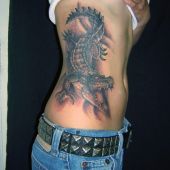 tatuaż aligator na boku