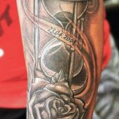 tatuaż klepsydra i róża