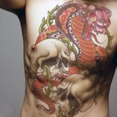 tatuaż kobra i czaszki