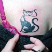 tatuaż kota na piersi