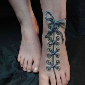 tatuaż 3d na stopie sznurowadła