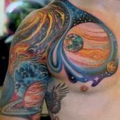 kosmiczny tatuaż na piersi