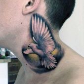tatuaż gołąb na szyi