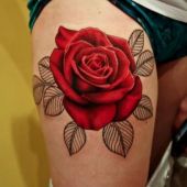 tatuaż róża na udzie