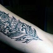 tatuaż pióro tribal