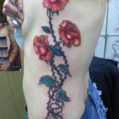 tatuaż róże na boku