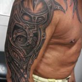 tatuaż biomechanicznyny na ręce