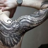 tatuaż skrzydło na ramie