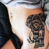 tatuaż słonia na biodrze