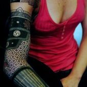 niesamowity tatuaż na ręce kobiety