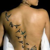 tatuaż kobiecy na plecach
