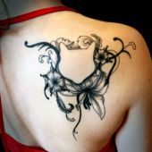 tatuaż kwiaty na łopatce