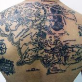 tatuaż mapa na plecach
