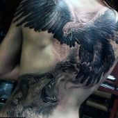 tatuaż orzeł i wilk na plecach