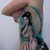 tatuaż geisha na boku