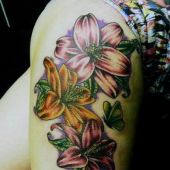 tatuaże lilie na udzie