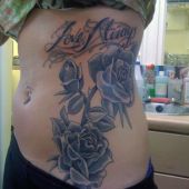 tatuaże dla dziewczyn róże na biodrze